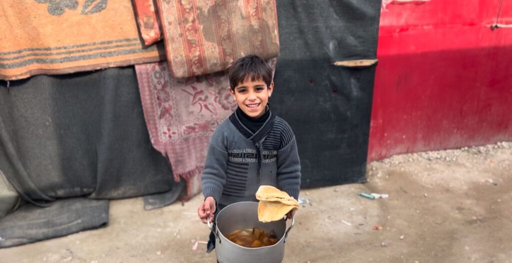 Illustratie van een moslimgezin dat een aqiqah-ceremonie voorbereidt: ouders en kind naast een geit, symbool voor het offer.